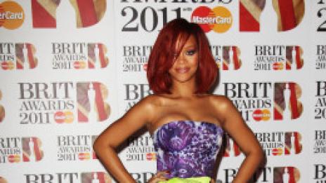 Риана на цветни петна