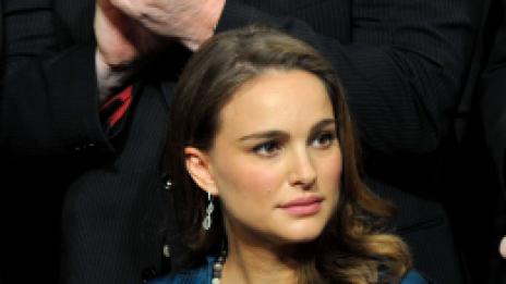 Натали Портман чака момче