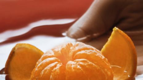 Хвърли мандарина, намери любовта