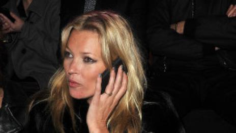 Кейт Мос ще си шие сватбената рокля сама