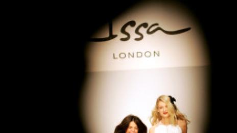 Видео: Дизайнерката на бъдещата кралица с ревю в Лондон