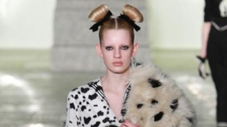 Кейт Мос възроди Круела де Вил и далматинските й фетиши