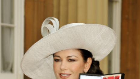 Катрин Зита Джоунс получи Ордена на Британската империя