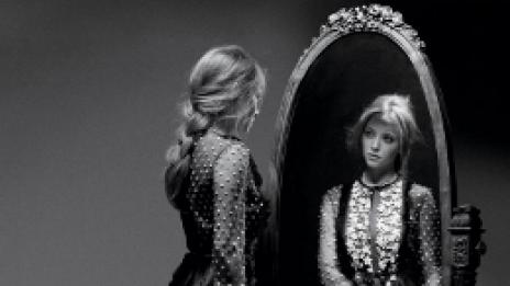 Имало едно време една червена Аманда Сейфрийд