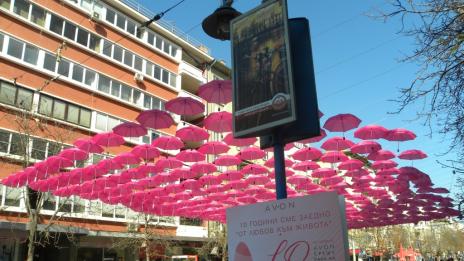 400 розови чадъра дават старт на специални активности на AVON