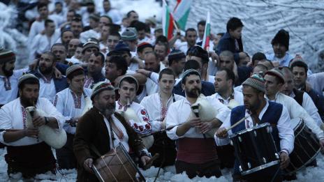 С песен на уста в Калофер: Леденото хоро в Тунджа! (ВИДЕО)