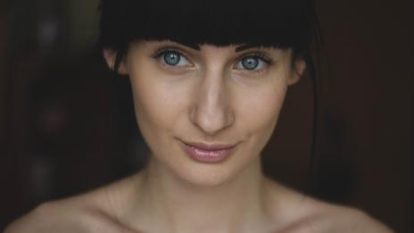 Това, което трябва да знаем за бръчките и акнето по женската кожа