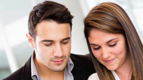 Жените държат повече на предбрачните договори, отколкото мъжете