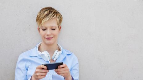 Връзката на жените с техните мобилни устройства