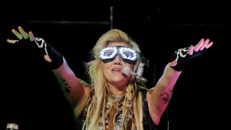 Кейша иска огърлица от зъби на фенове