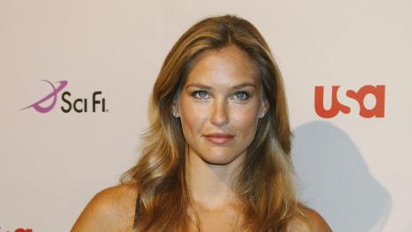 Бар Рафаели търси мъж за секслента (видео)