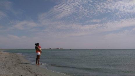 Део заведе бебето на сърф в Гърция