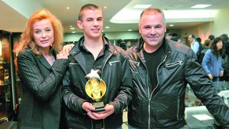 Синът на Аня Пенчева ще е с дънки и маратонки на бала