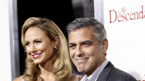 Гаджето на Клуни можело да го срита отзад