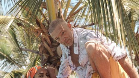 Тина Кунаки с горещ кадър от медения си месец