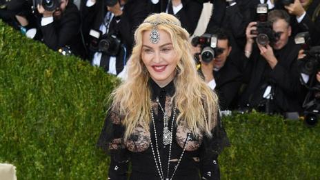 На 57: Мадона заголи гръд и задни части