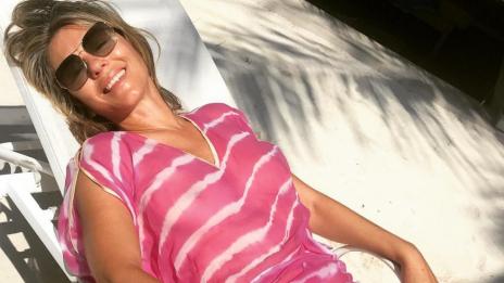 Доза еротика от 52-годишната Елизабет Хърли