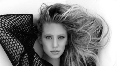 Дилън Пен се разголи за ново списание