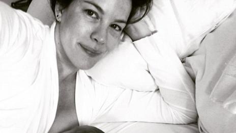 Лив Тайлър насърчава кърменето