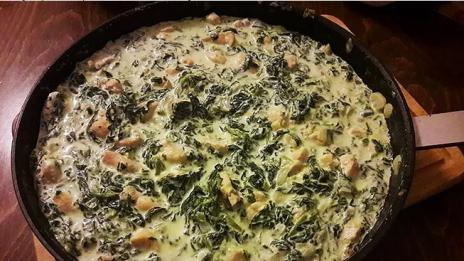 Пиле в сметаново-спаначен сос