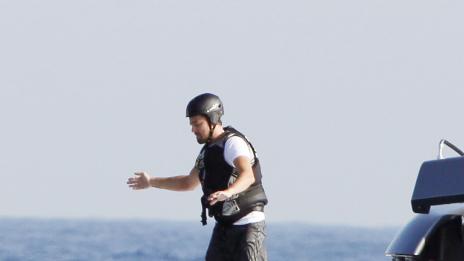 Леонардо Ди Каприо лети над морето на остров Ибиса