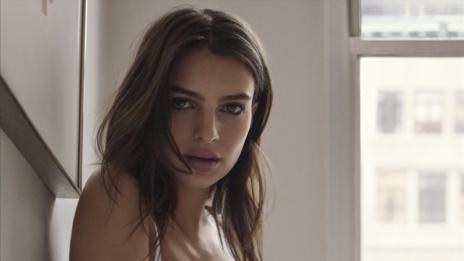 Нищо ново: Емили Ратайковски пак се съблече