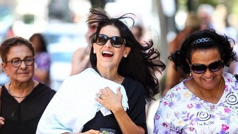 Хилария Болдуин разходи новородения си син из Манхатън