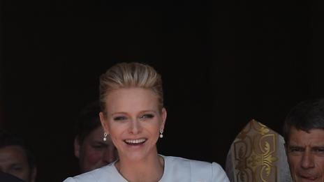 Принцеса Шарлийн най-накрая се усмихна