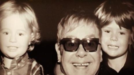 Долче & Габана и Елтън Джон се хванаха за гушите