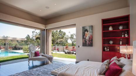 Риана продава кичозна къща за 15 милиона долара