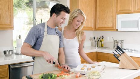 Скучните неща, които щастливите двойки харесват