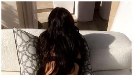 По сестрински: Два броя Кардашян се хвалят с изглед отзад