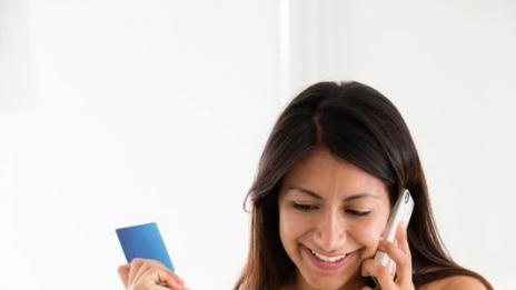 Доказаха защо жените са по-бъбриви от мъжете