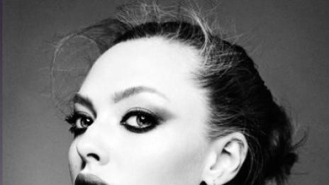 Аманда Сейфрид като коледен подарък