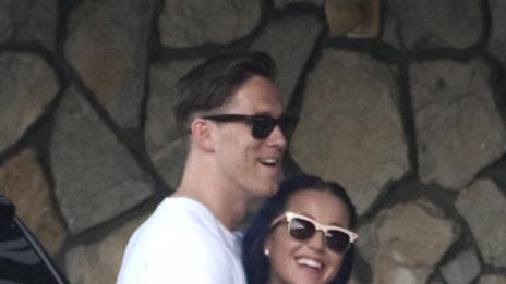 Кейти Пери се върна при ексгаджето си Роб Акройд