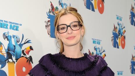 Ан Хатауей посинила статист по време на снимки