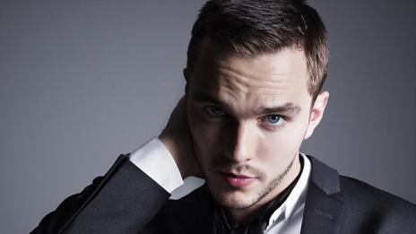 Никълъс Холт показва с какво е пленил Дженифър Лорънс