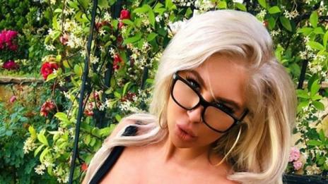 Издънка: Андреа се изложи с Photoshop-а