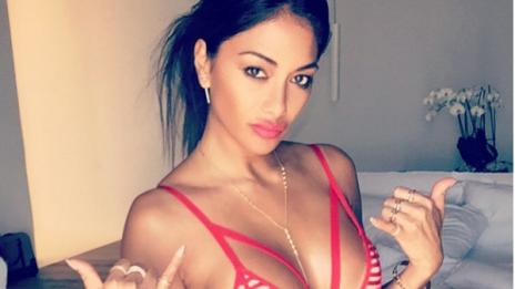 Секси Шерцингер на една гръцка ръка разстояние