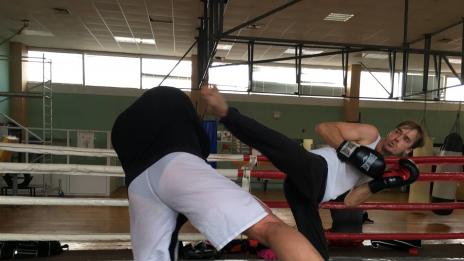 Ники Илиев поддържа супер форма с кикбокс