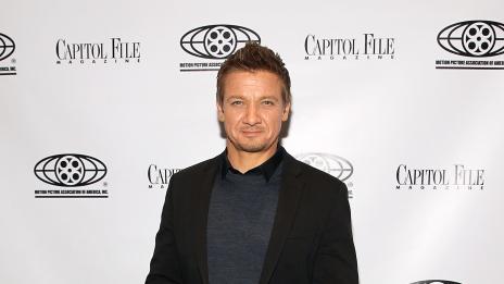 Джеръми Ренър се оженил тайно