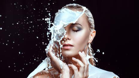 Грижа за кожата с мляко – кои са предимствата?