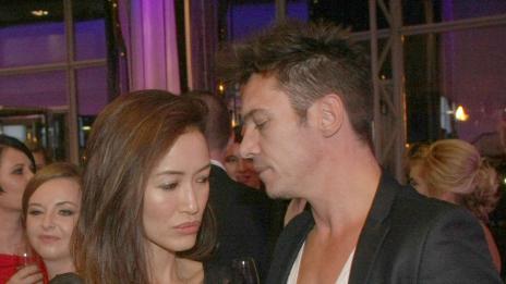 Джонатан Рис Майърс не откъсва поглед от новата си приятелка