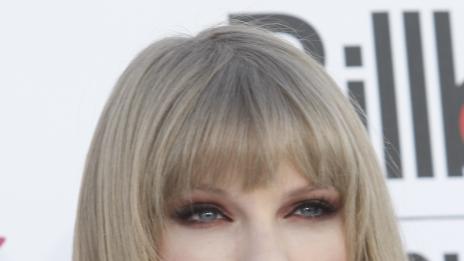 Тейлър Суифт се залюби със сина на Шварценегер