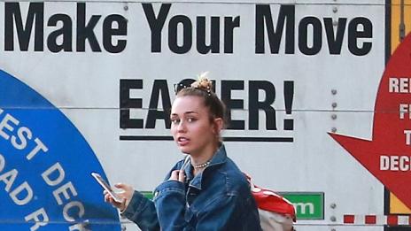 Майли Сайръс паркира камион пред дома на Хемсуърт