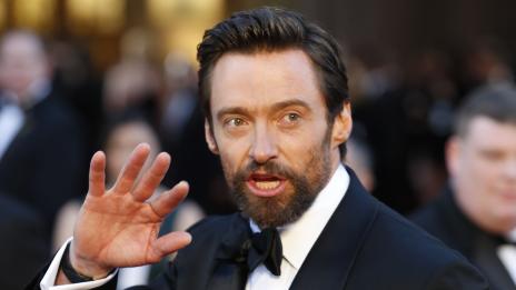 Хю Джакман се дразни на слухове, че е гей