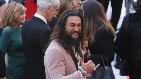 Джейсън Момоа обра точките на Оскарите с розов ластик за коса