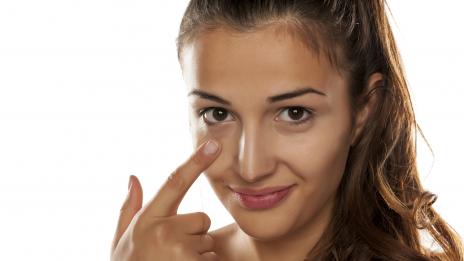 Грешките в грима, които подчертават тъмните кръгове