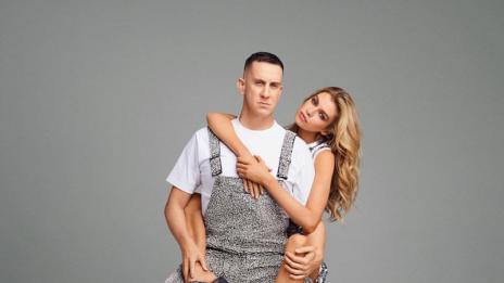 Стела Максуел заряза токчетата и седна в Джеръми Скот