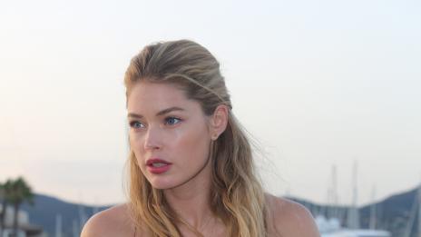 Летни забавления с красавиците от Victoria's Secret